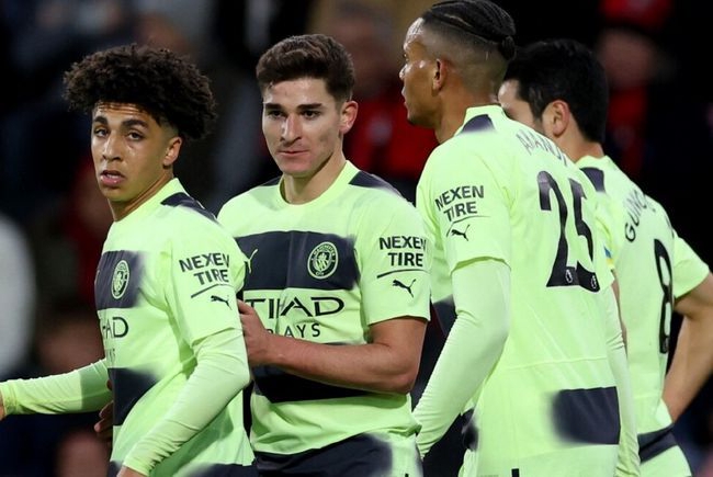  哈兰德戴帽曼城客场横扫伯恩茅斯登顶榜首