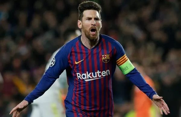  利物浦边锋萨拉赫独中两元助球队登顶